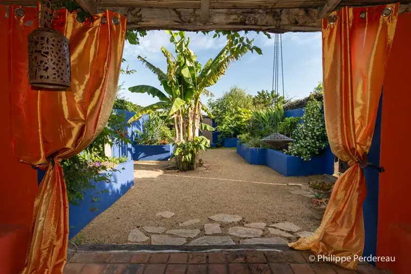 Der marokkanische Patio mit orangefarbenen Vorhängen