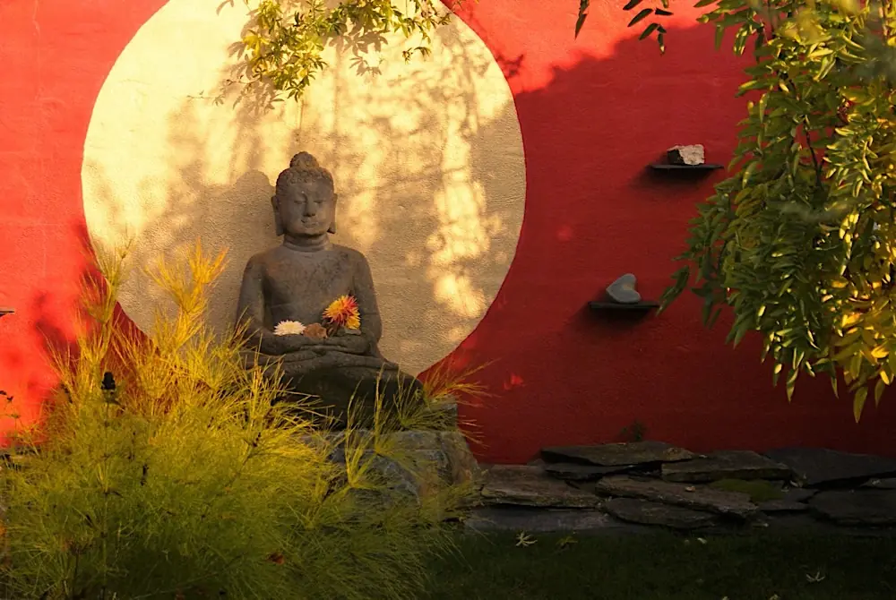 Buddhastatue im Garten Zen en Bretagne
