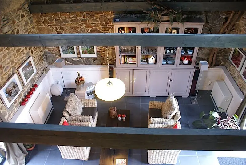 Das Wohnzimmer mit Granitwänden
