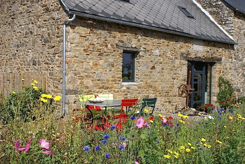 Der Tisch auf der Terrasse vor dem Granithaus